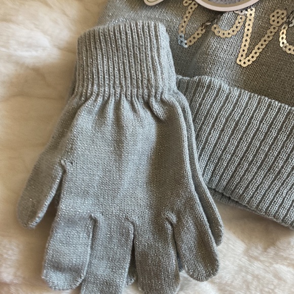 Scarf, hat,gloves! - Picture 5 of 6